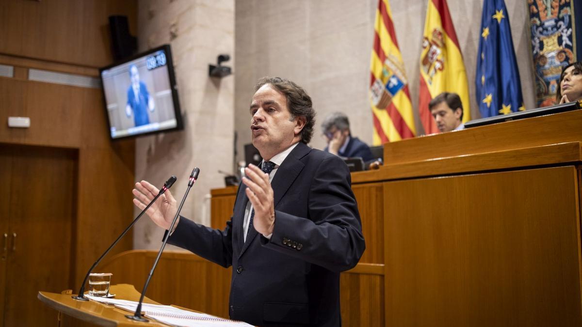El consejero Bermúdez de Castro, en el pleno de las Cortes.