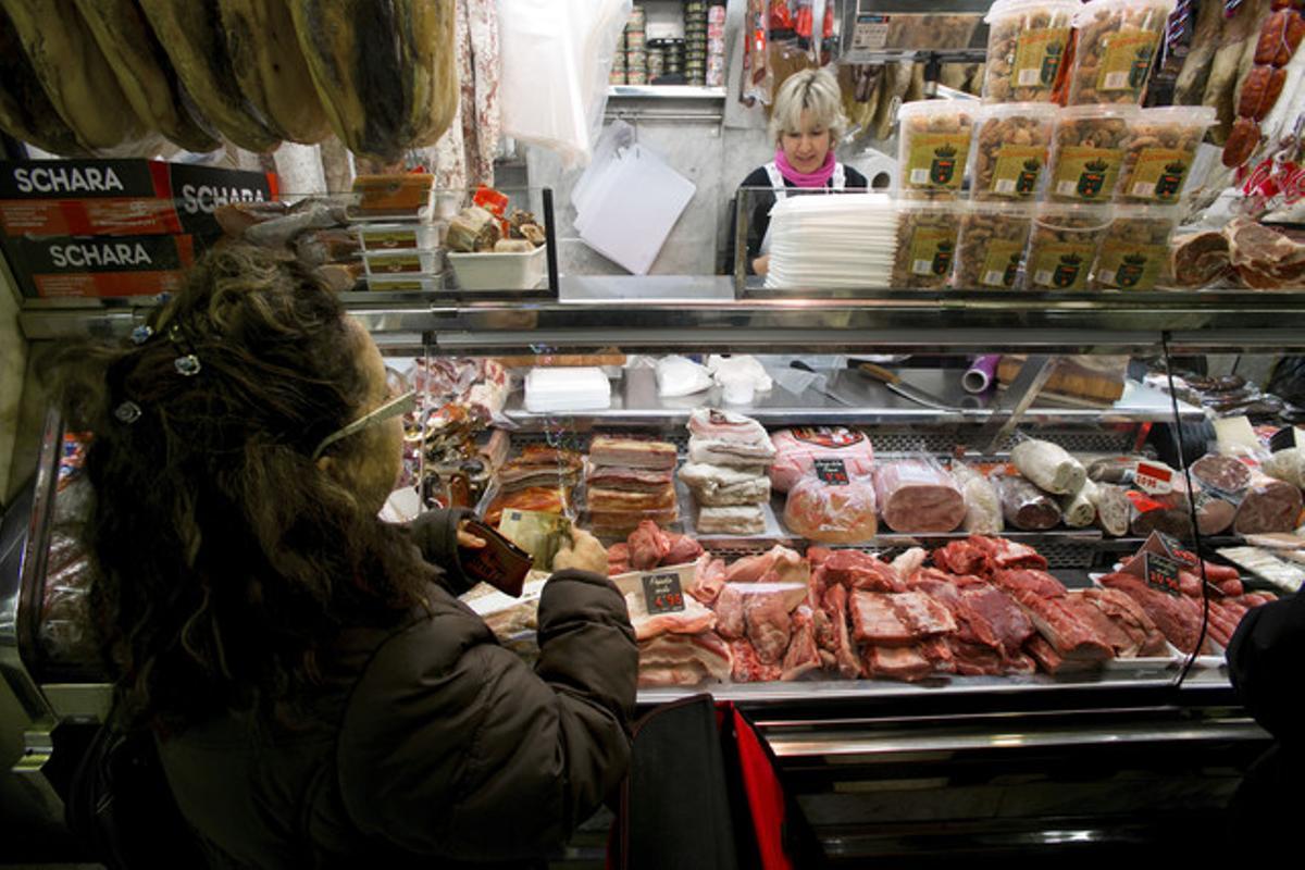 Una charcutería de un mercado de Barcelona, en una imagen de archivo.