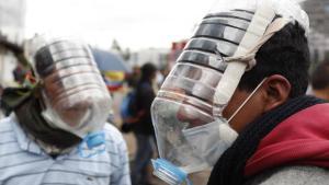 Manifestantes se protegen con máscaras antigases artesanales en Ecuador.