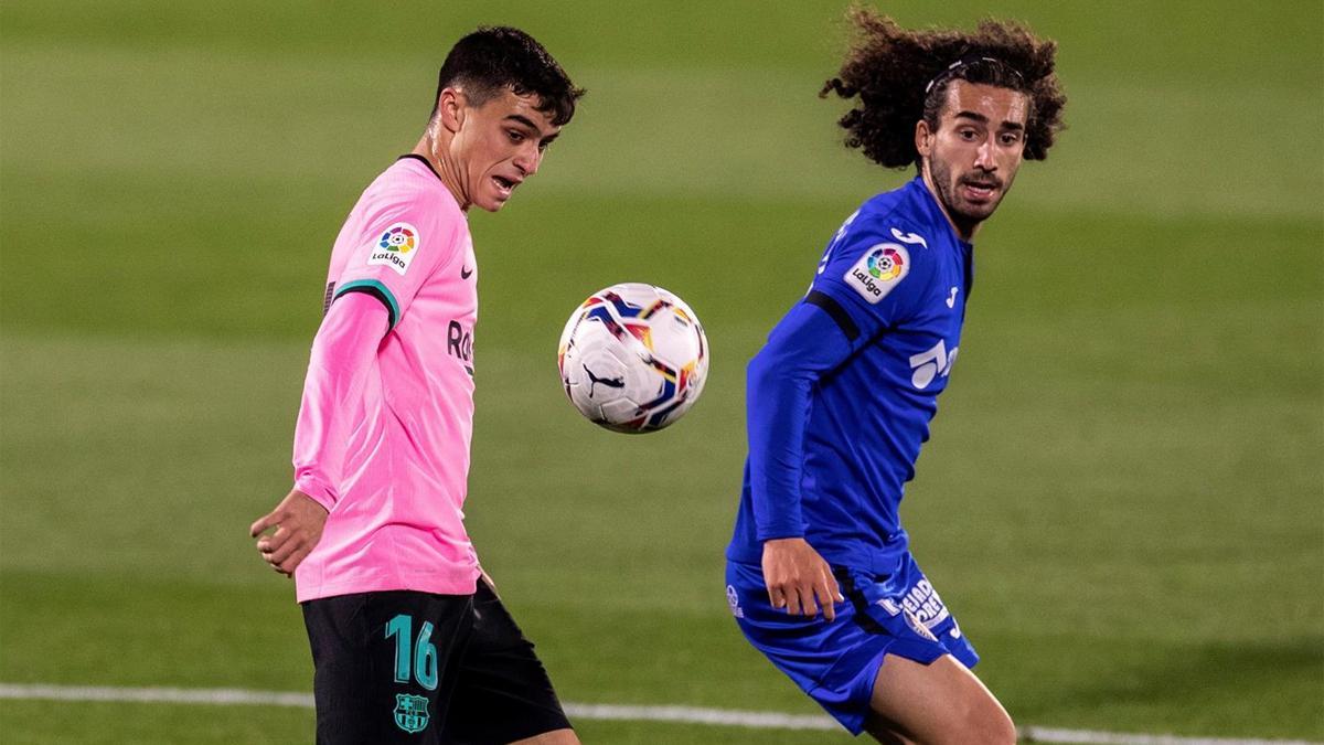 Pedri y Cucurella, durante el partido de la primera vuelta entre Barça y Getafe