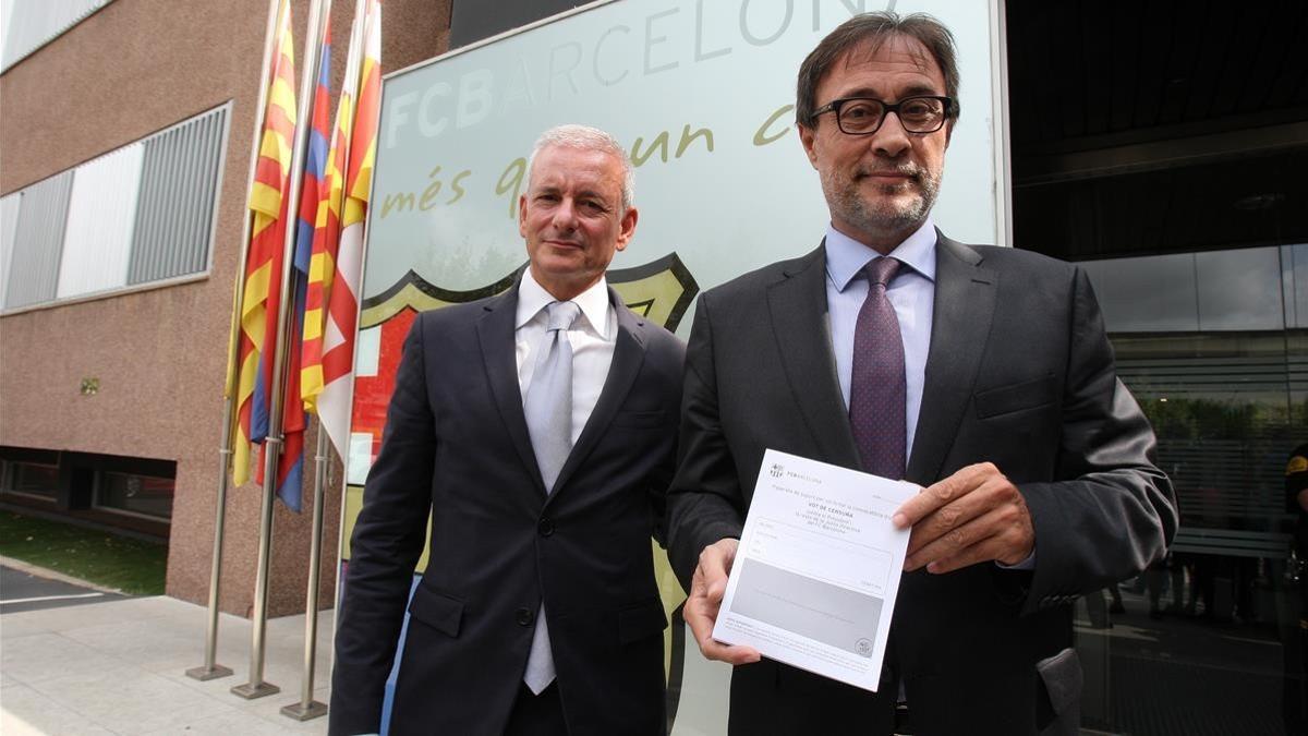 Agustí Benedito, junto a Lluís Daniel Geli, su segundo, muestra las papeletas para el voto de censura.