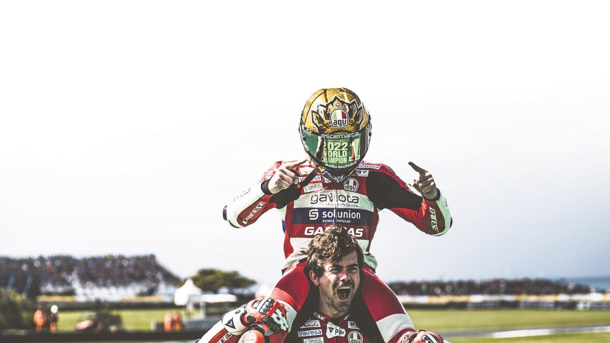 Izan Guevara, subido  a hombros por Nico Terol  en Phillip Island.  aspar team