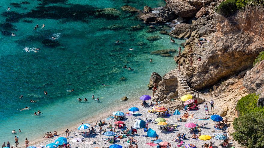 Pagar por aparcar en calas, medida para contener el boom turístico en la Marina Alta