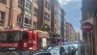 Una gran humareda obliga a intervenir a los bomberos de Gijón en un edificio de la calle Cirujeda