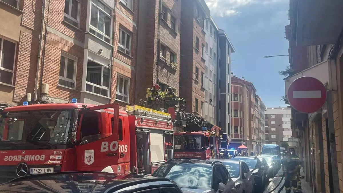 Una gran humareda obliga a intervenir a los bomberos de Gijón en un edificio de la calle Cirujeda