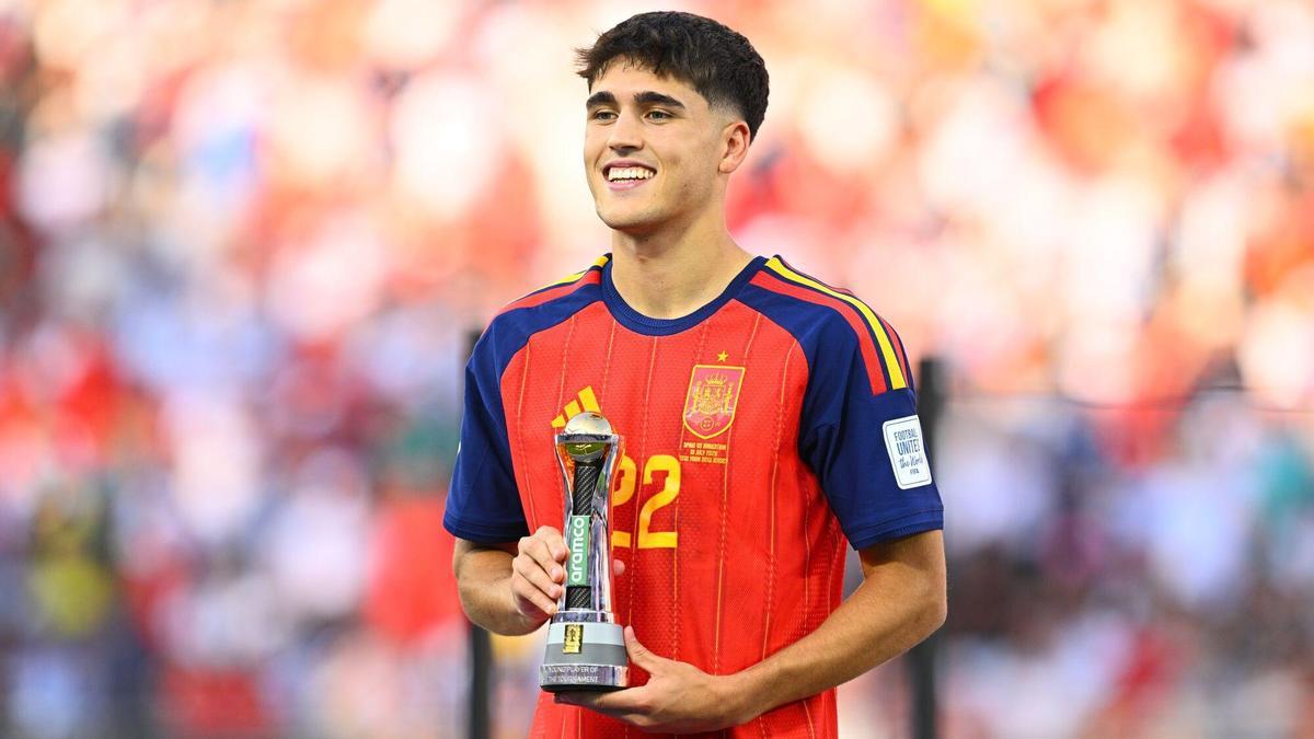 Pau Cubarsi d'Espanya celebra el trofeu al Millor Jugador Jove durant la cerimònia de lliurament de premis després de la final de la Copa del Món de futbol de 2026 entre Espanya i Argentina a l'Estadi de Nova York-Nova Jersey (MetLife Stadium). Foto: Tom Weller/dpa
