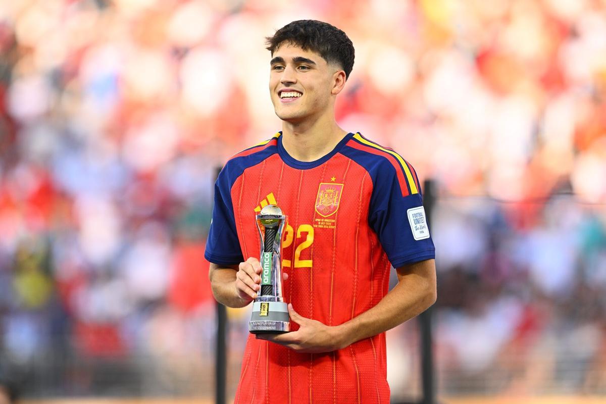 19 July 2026, US, East Rutherford: Spains Pau Cubarsi holds the trophy for Best Young Player during the awards ceremony following the 2026 FIFA World Cup final between Spain and Argentina at New York-New Jersey Stadium (MetLife Stadium). Photo: Tom Weller/dpa 19/07/2026 ONLY FOR USE IN SPAIN. Tom Weller/dpa;soccer;sports;football;2026 FIFA World Cup Final - Spain vs Argentina;category_code_sho