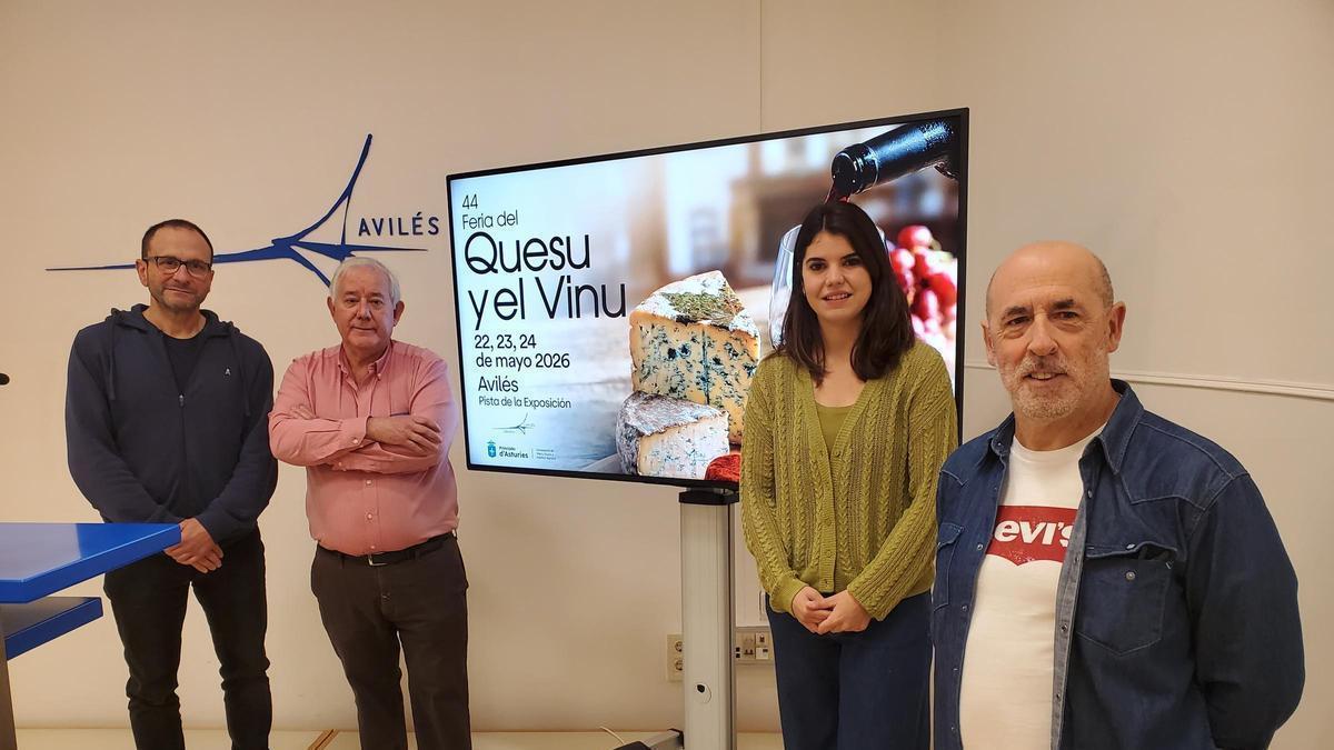 Asistentes a la presentación de la Feria del queso y el vino.