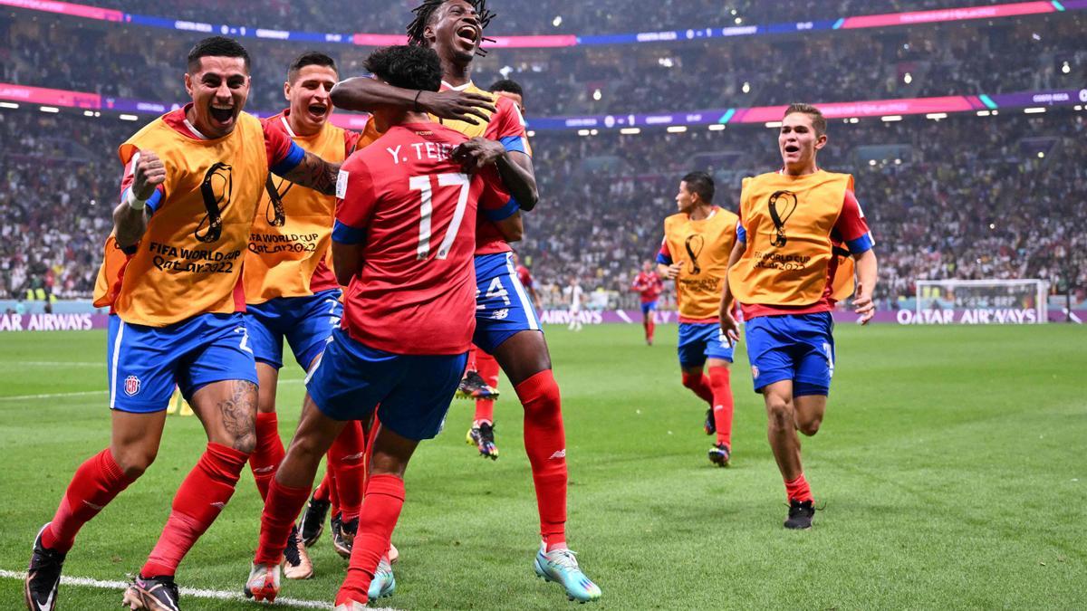 Los costarricenses celebran el segundo gol, que les clasificaba.