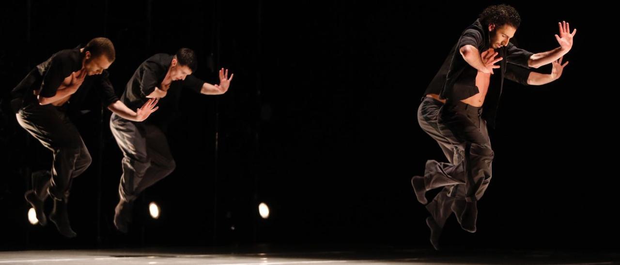 Bailarines de Les Ballets Jazz Montréal, durante la representación de “Dance me” en el Campoamor. | Luisma Murias