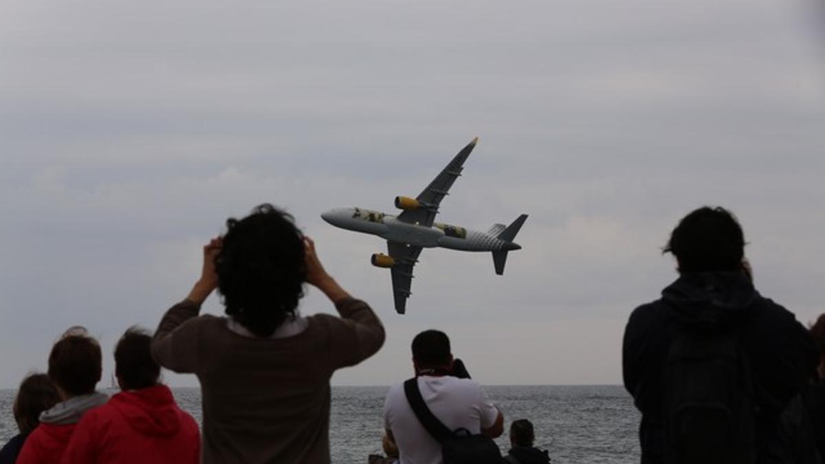 Varias personas contemplan el Airbus 320 de Vueling, este domingo en la Festa del Cel, en Mataró.