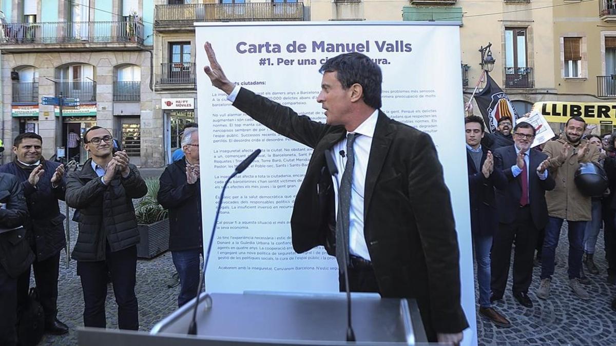 Manuel Valls, ayer martes, en el Raval.