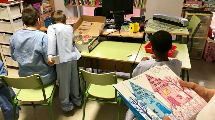 Niños utilizando libros del Hospital Provincial de Pontevedra.