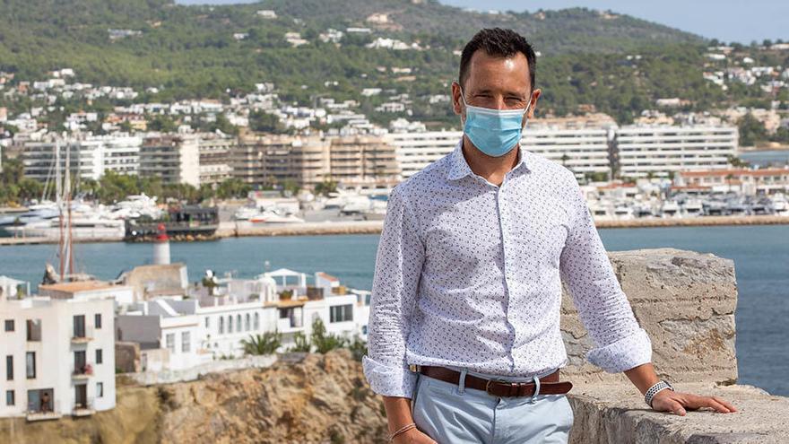 El alcalde de Vila, Rafel Ruiz, con la vista de sa Penya y parte del puerto al fondo.