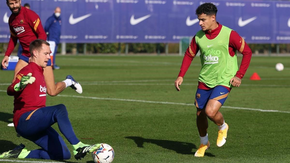 Coutinho se enfrenta a Ter Stegen en el entrenamiento en la ciudad deportiva de Sant Joan Despí.