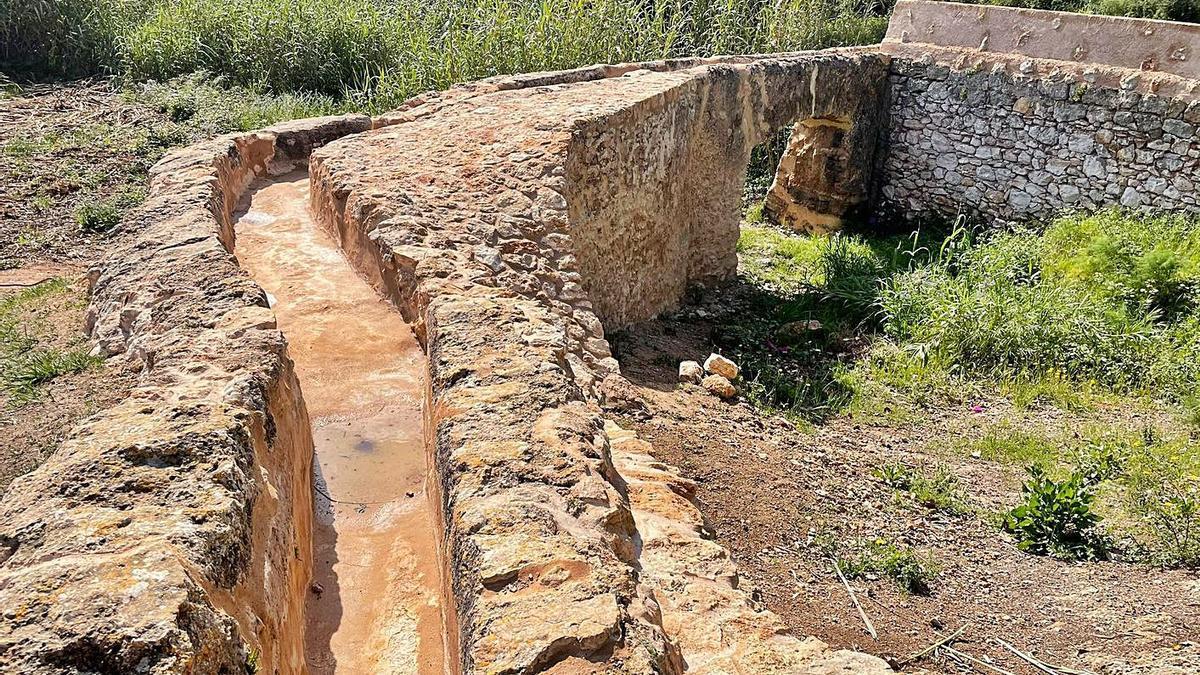 Imágenes de la remodelación del espacio de ‘es broll’ y el entorno de sa Font des Ierns. | AYTO. S.E.