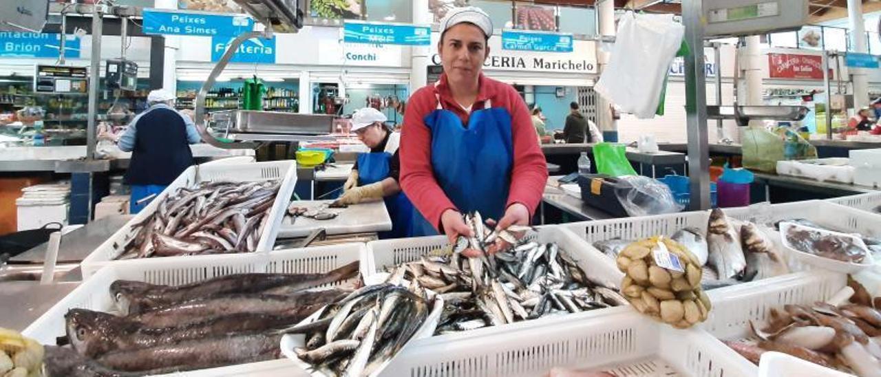 La responsable de Peixes e Mariscos Cartagena, en Bueu, muestra parte la xouba que había ayer. |   // FDV