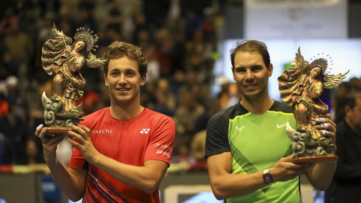 Rafael Nadal y Casper Ruud, con los trofeos que recibieron en Quito