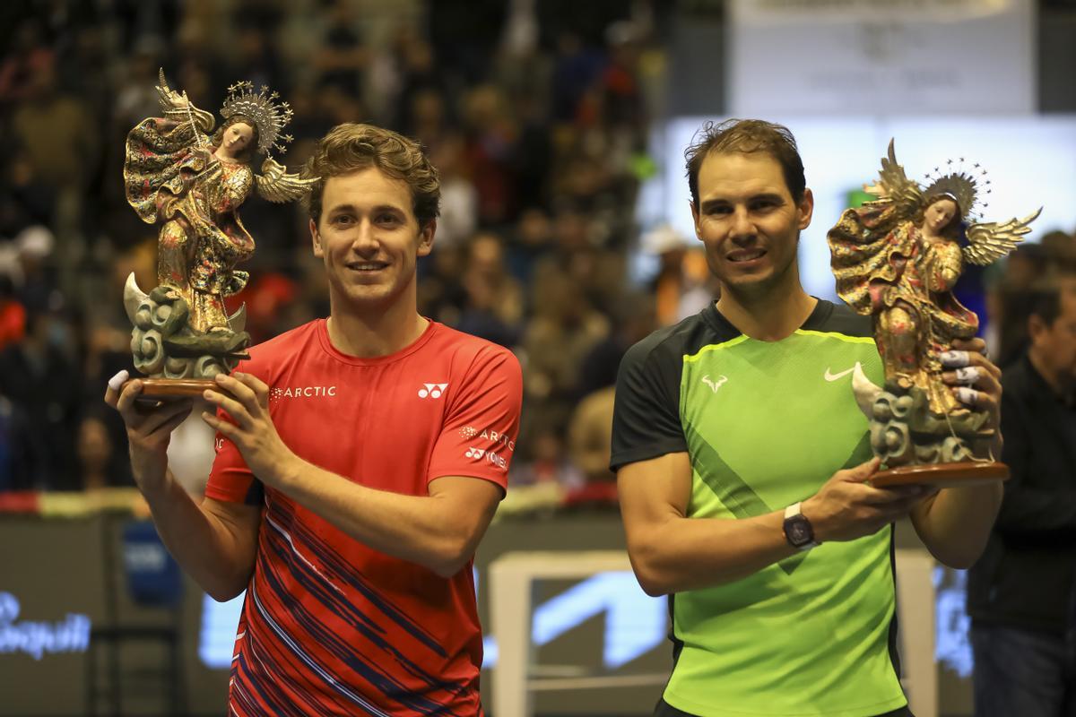 Rafael Nadal y Casper Ruud, con los trofeos que recibieron en Quito