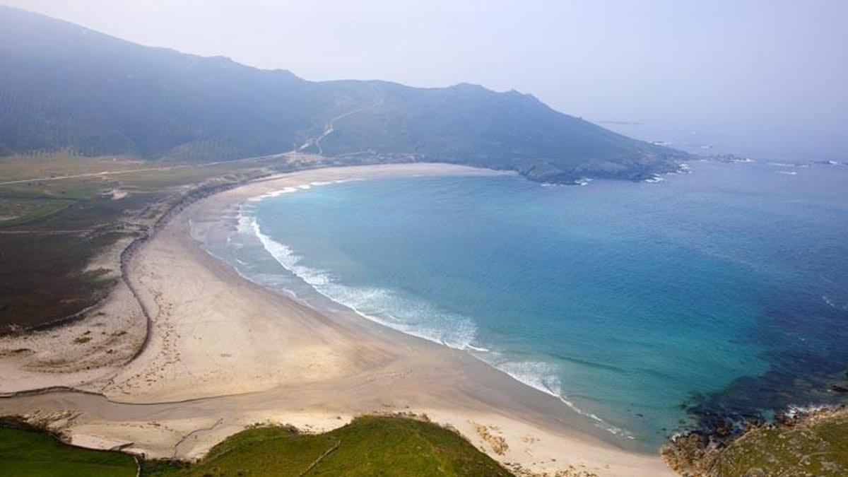 A senda conecta a praia de Soesto coa capital municipal de Laxe.