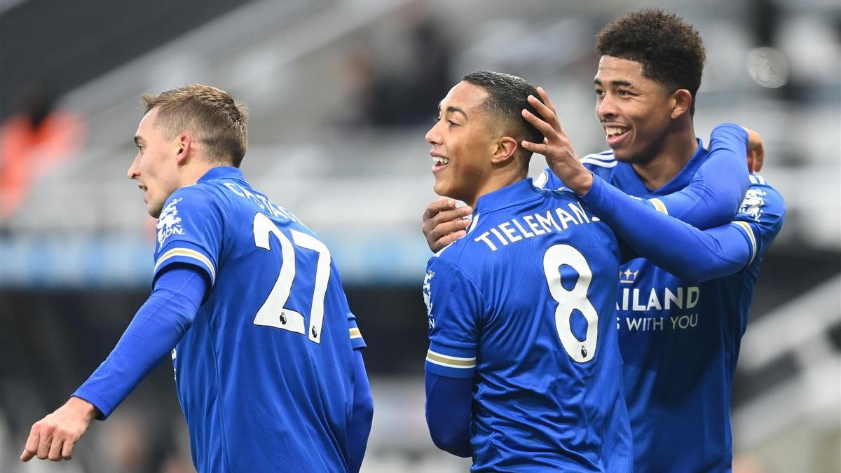 Los jugadores del Leicester celebrando la victoria