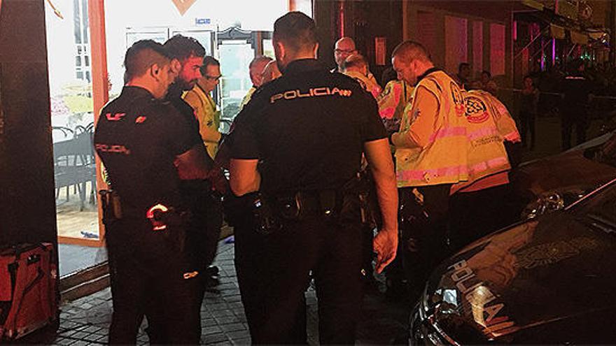 Policías y sanitarios en el lugar de la reyerta.