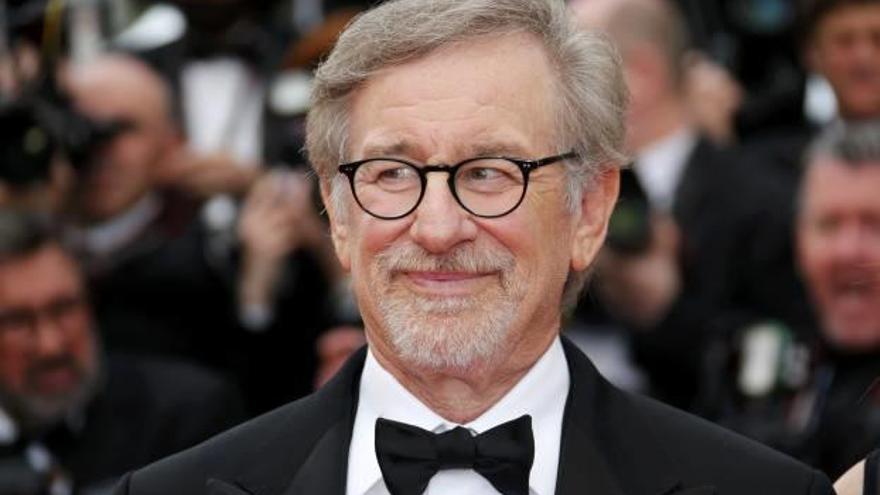 La alfombra roja de Cannes se llena de fantasía con Spielberg