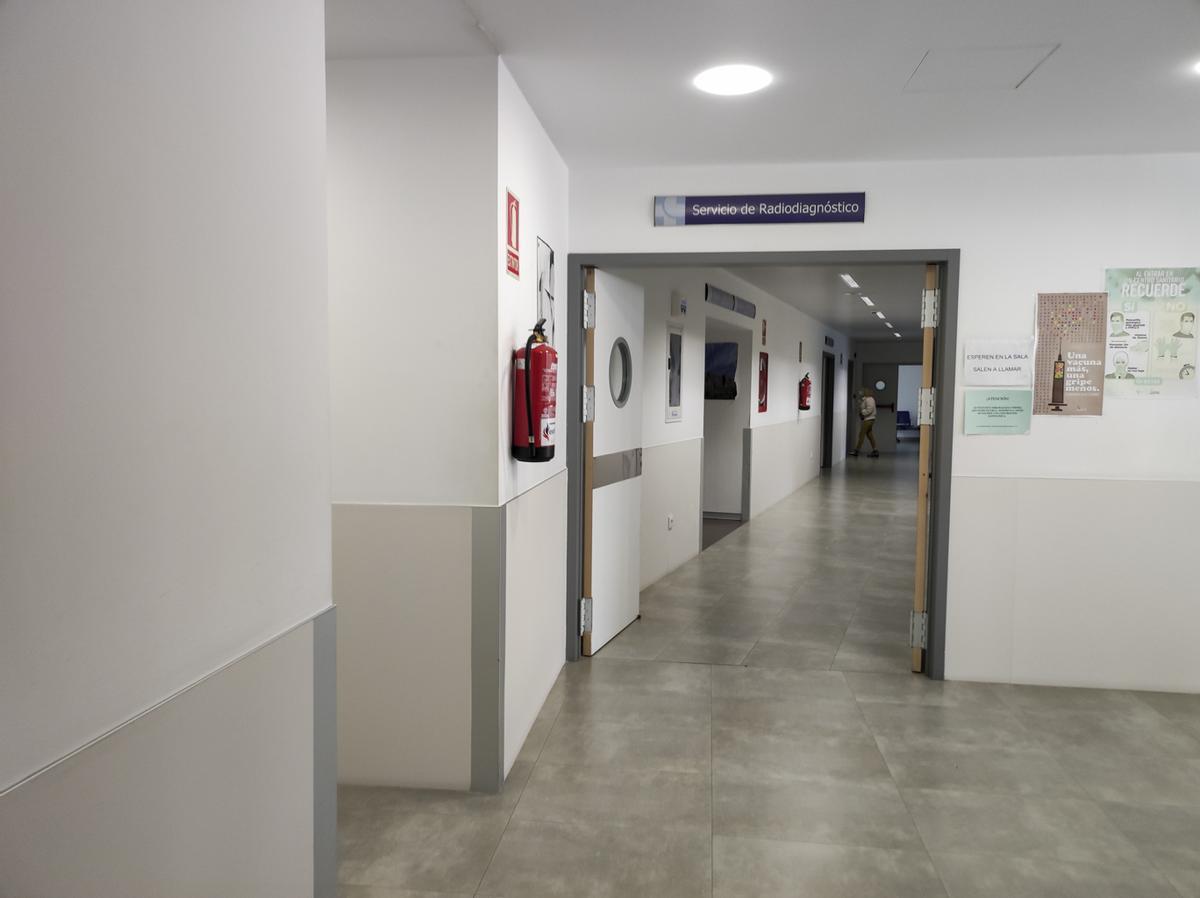 Una paciente se dispone a entrar en la sala de TAC del Hospital de Benavente.