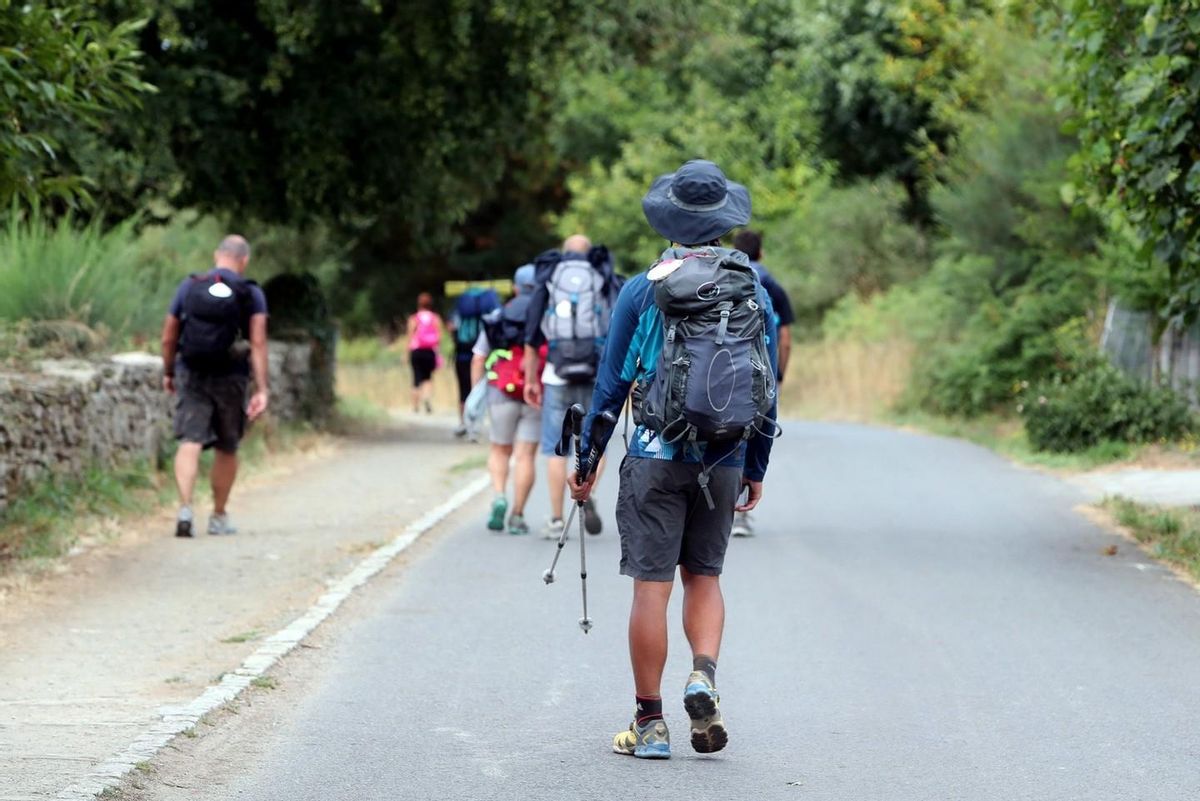 Peregrinos en plena marcha por una de las rutas del Camino de Santiago.