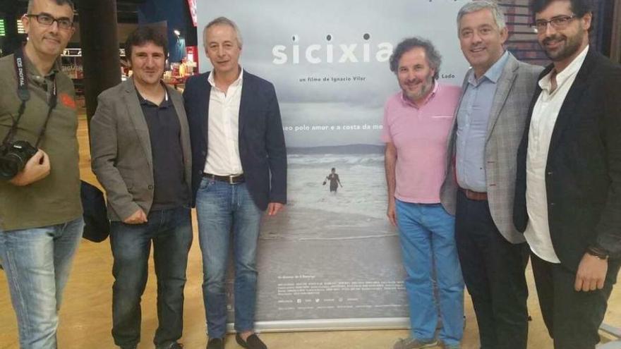 Representantes de A Estrada junto al director Ignacio Vilar durante el estreno de Sicixia.