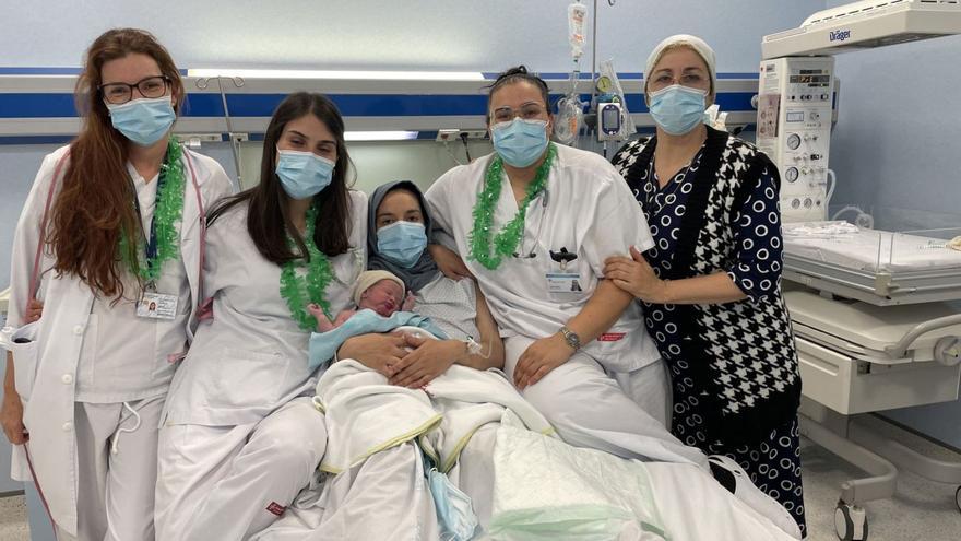 El pimer nadó, Zakaria, acompanyat de la seva mare i l’equip mèdic. | DEPARTAMENT DE SALUT