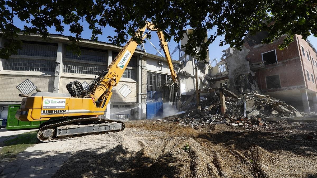 Las máquinas demoliendo edificios junto a La Romareda a finales de julio del 24