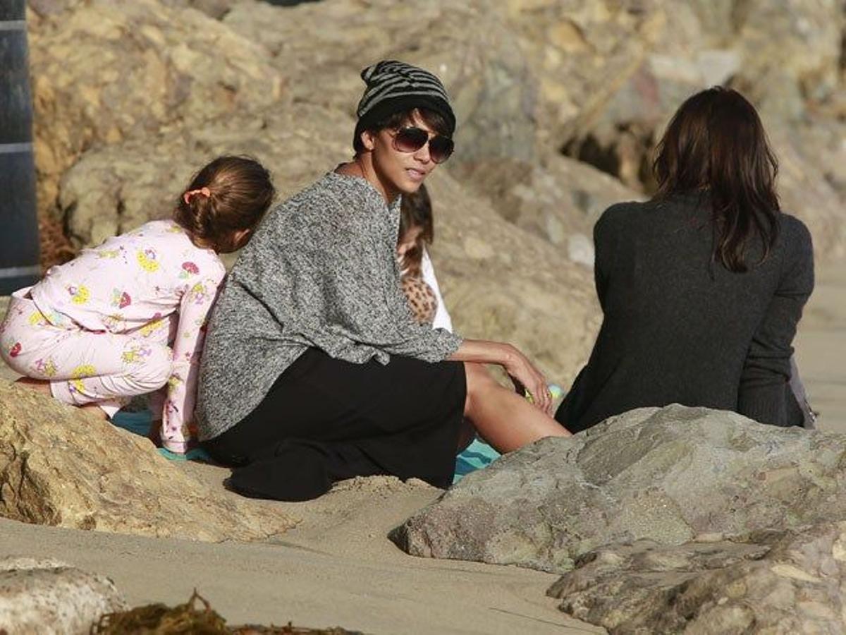 Halle Berry en la playa con Nahla