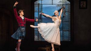 La Compañía Nacional de Danza revisita La Sylphide en el Teatro de la Zarzuela de Madrid hasta el 22 de diciembre. En la imagen, Yanier Gómez Noda y Giada Rossi, elenco protagonista principal.