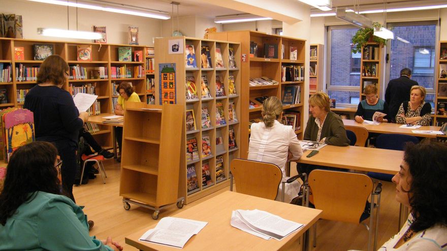 Llanera ofrece a los mayores de 65 años y personas con movilidad reducida un sistema de préstamo de libros a domicilio
