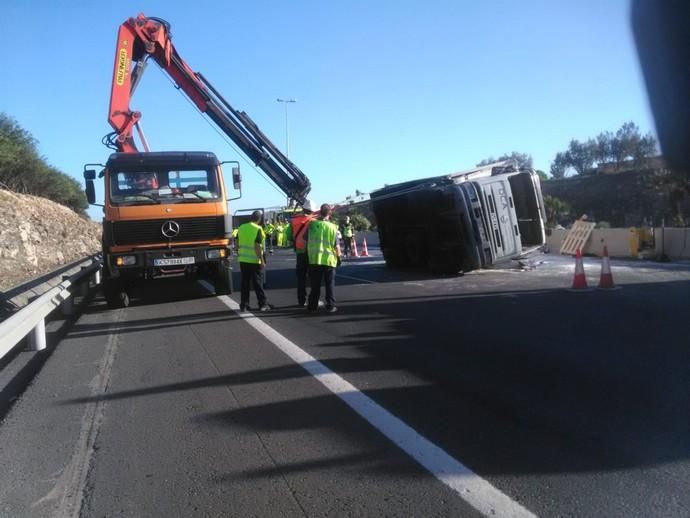 El vuelco de un camión en la GC-1 provoca el caos circulatorio en Gran Canaria