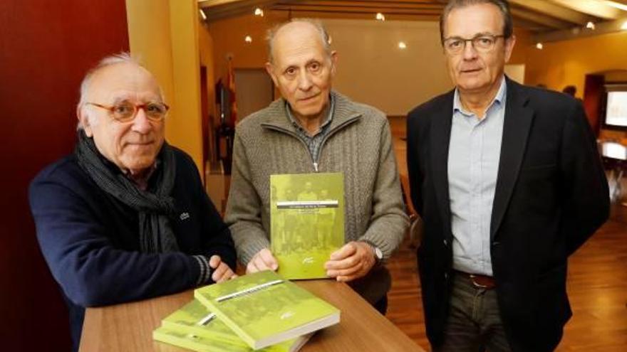 Els autors del llibre, Jordi Galofré i Miquel Rustullet, amb el president del Consell, Jordi Xargay.