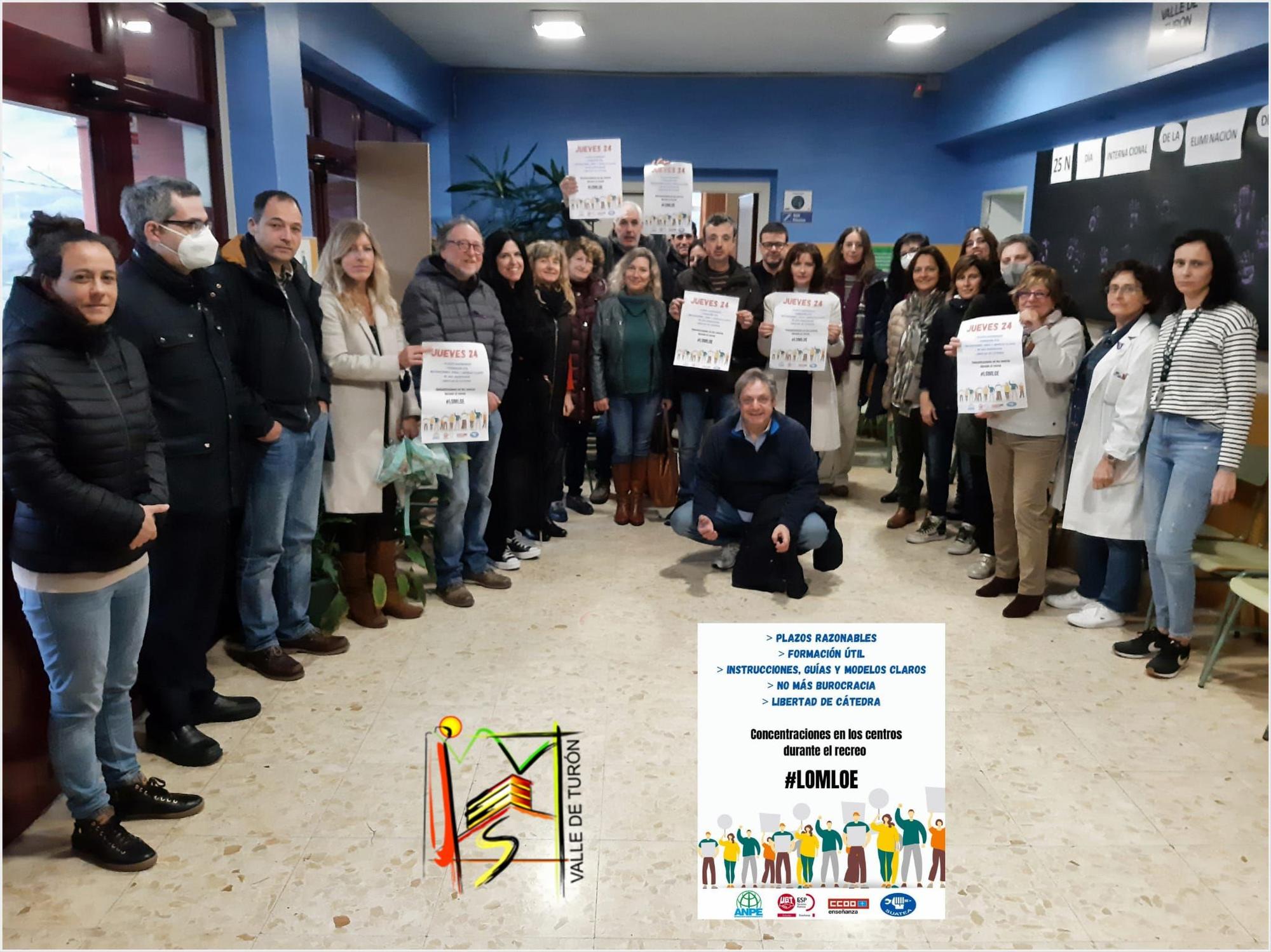 EN IMÁGENES: Decenas de profesores se manifiestan en Asturias contra la LOMLOE