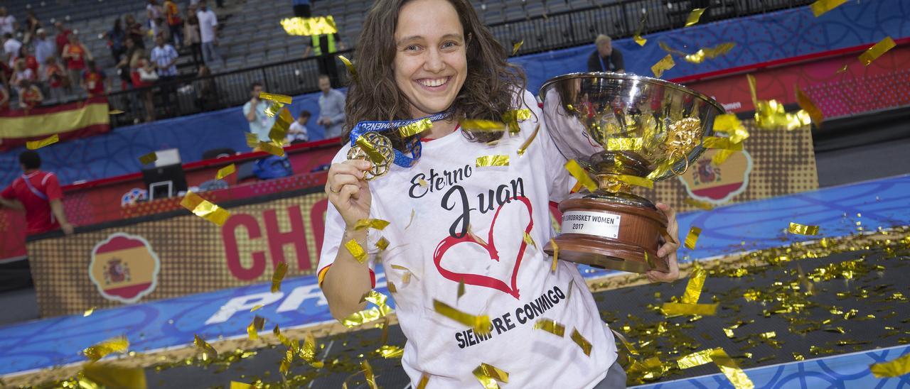 Susana Ferreras, con la Copa del Europa ganada con la Selección Española en 2017