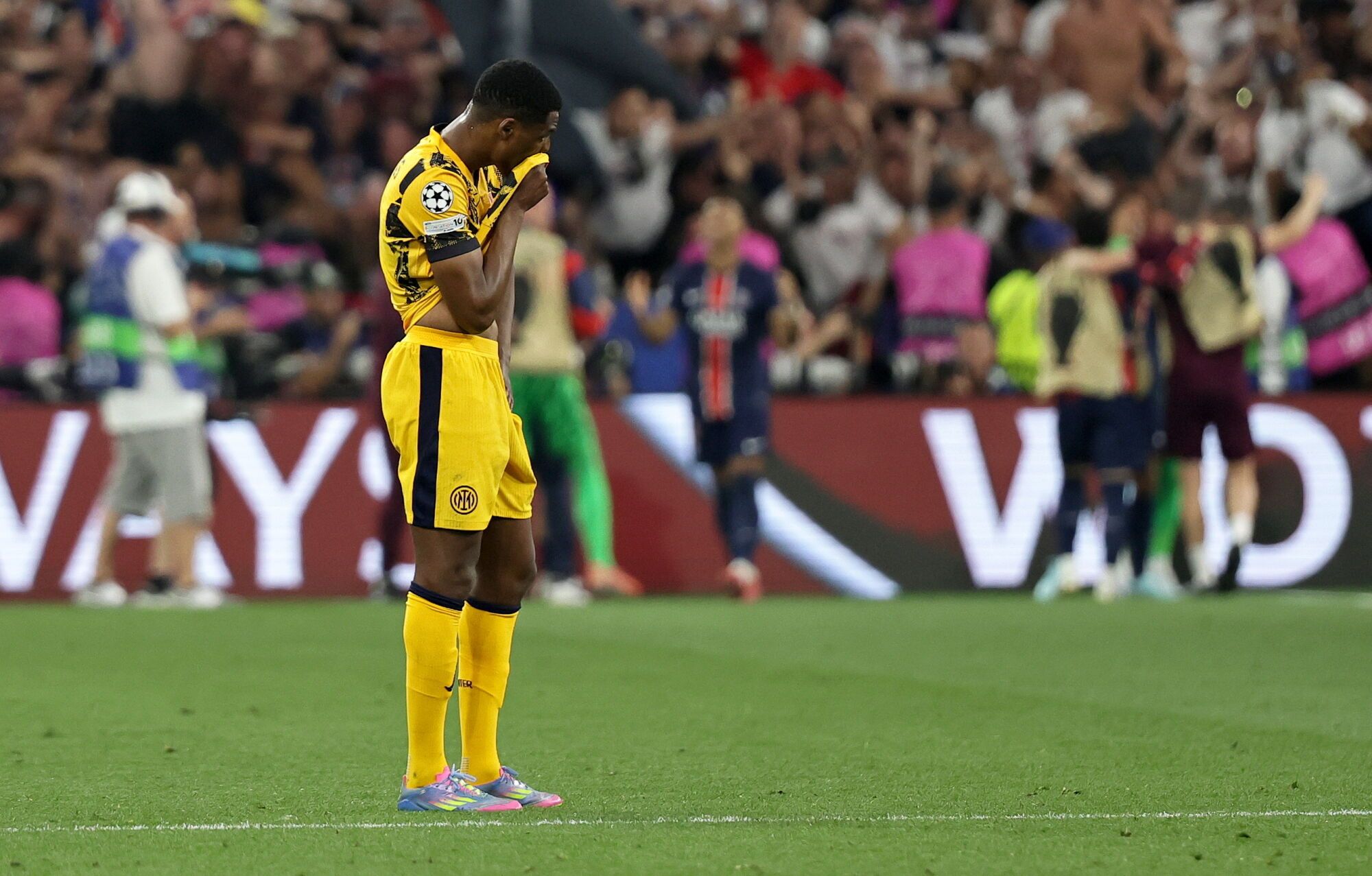 Munich (Germany), 31/05/2025.- Denzel Dumfries of Inter reacts as PSG players celebrate the team's 4th goal during the UEFA Champions League final between Paris Saint-Germain and Internazionale Milano in Munich, Germany 31 May 2025. (Liga de Campeones, Alemania) EFE/EPA/RONALD WITTEK