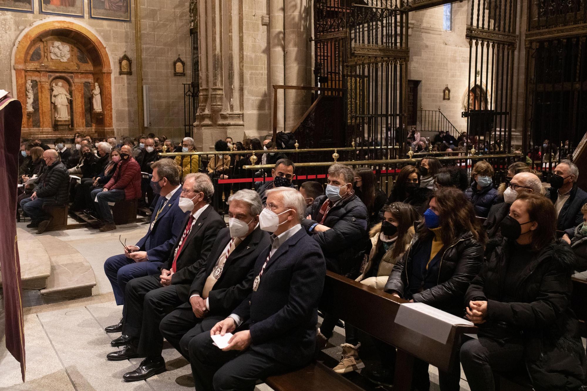 Cerca de 400 personas llenaron la seo zamorana para asistir al acto de la Cofradía del Silencio. 