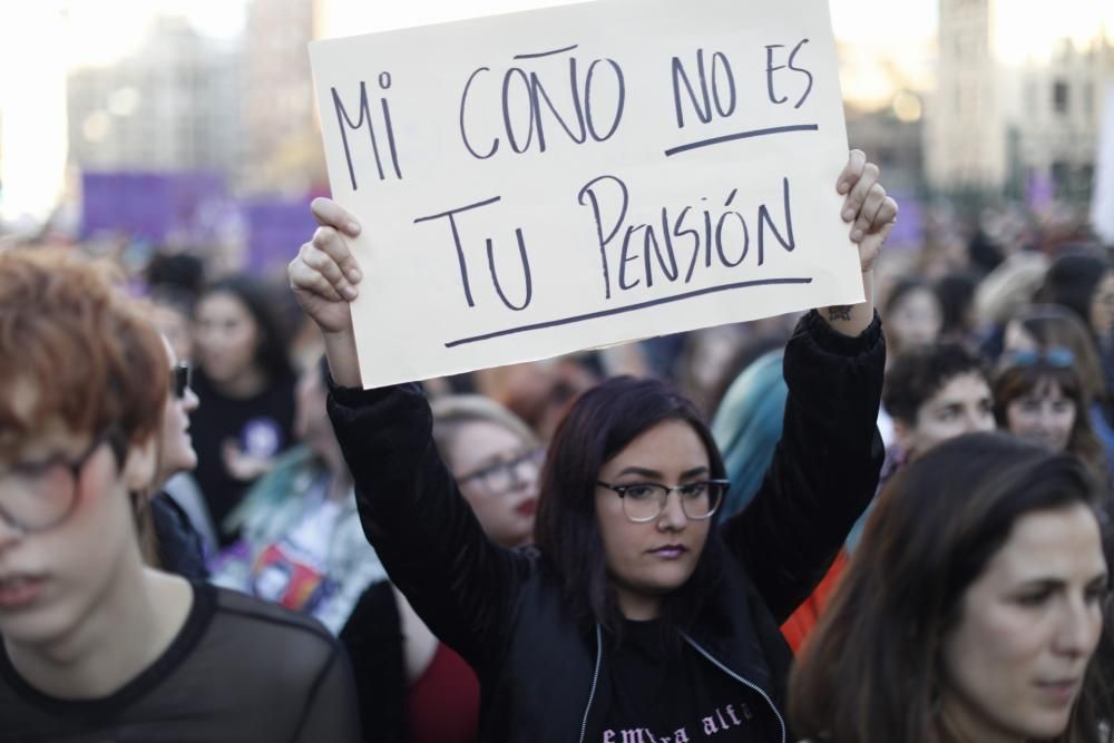 Masiva manifestación en el Día de la Mujer en València