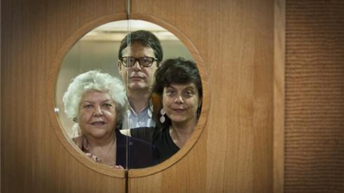 Mercè Navarro, Joan e Imma Crosas, en la puerta de la cocina del Roig Robí. Foto: Danny Caminal