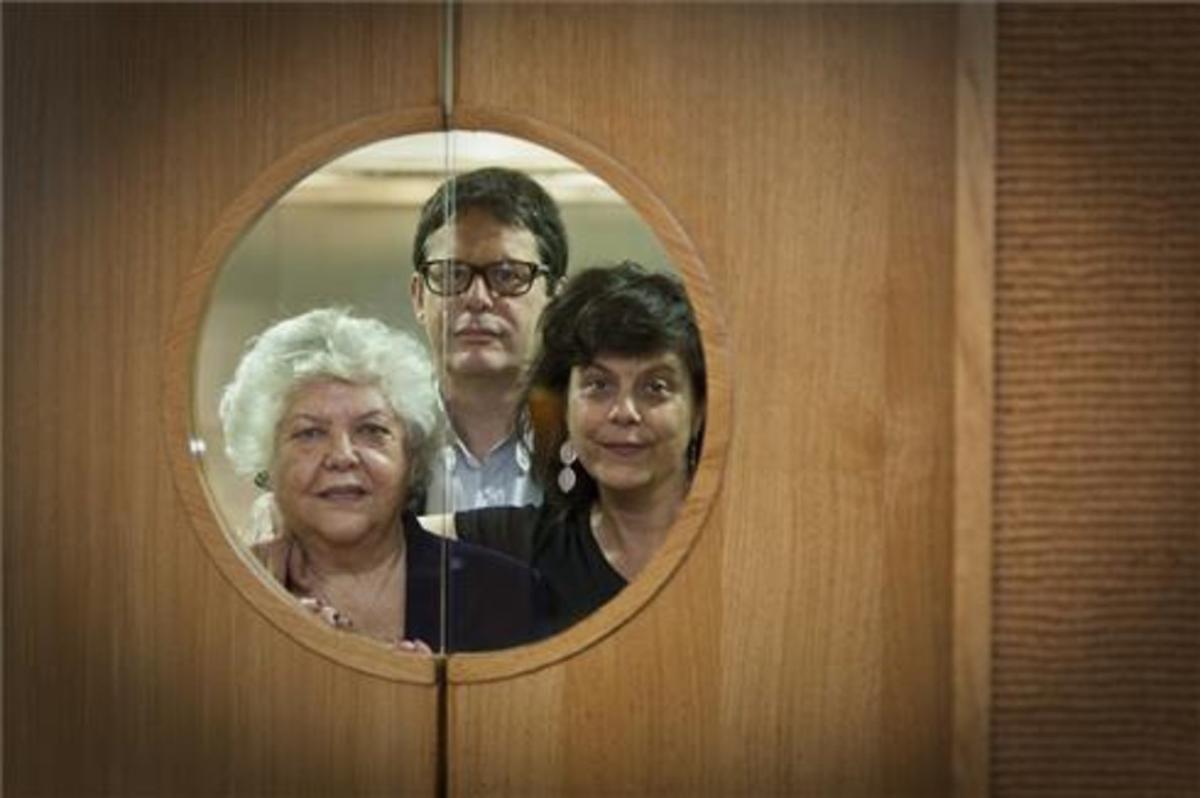 Mercè Navarro, Joan e Imma Crosas, en la puerta de la cocina del Roig Robí. Foto: Danny Caminal