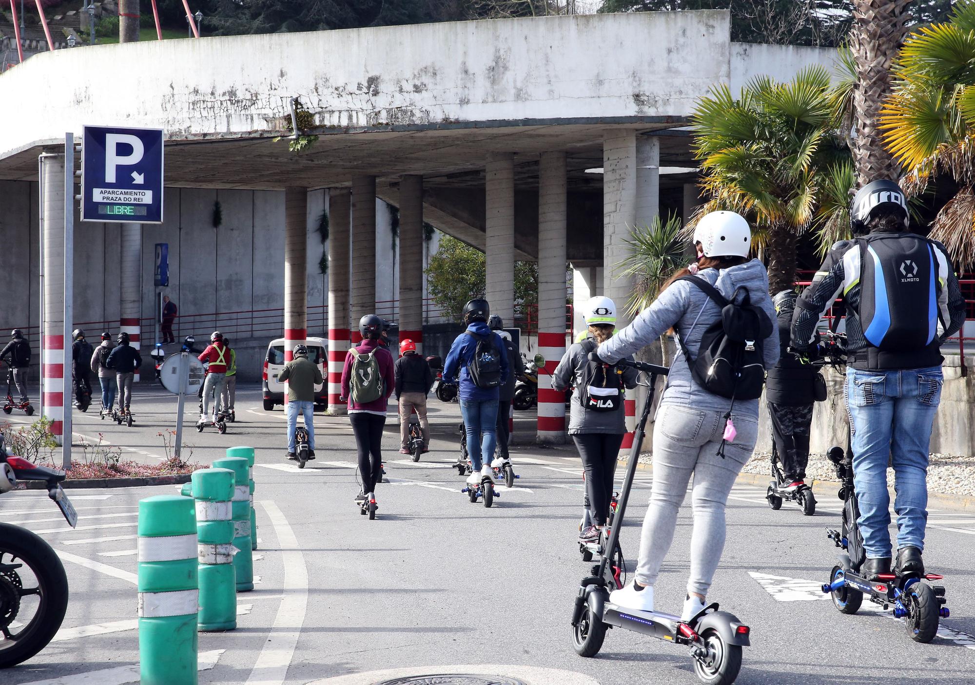 Medio centenar de personas se concentran en Vigo contra la "sobrerregulación" de Vehículos de Movilidad Personal