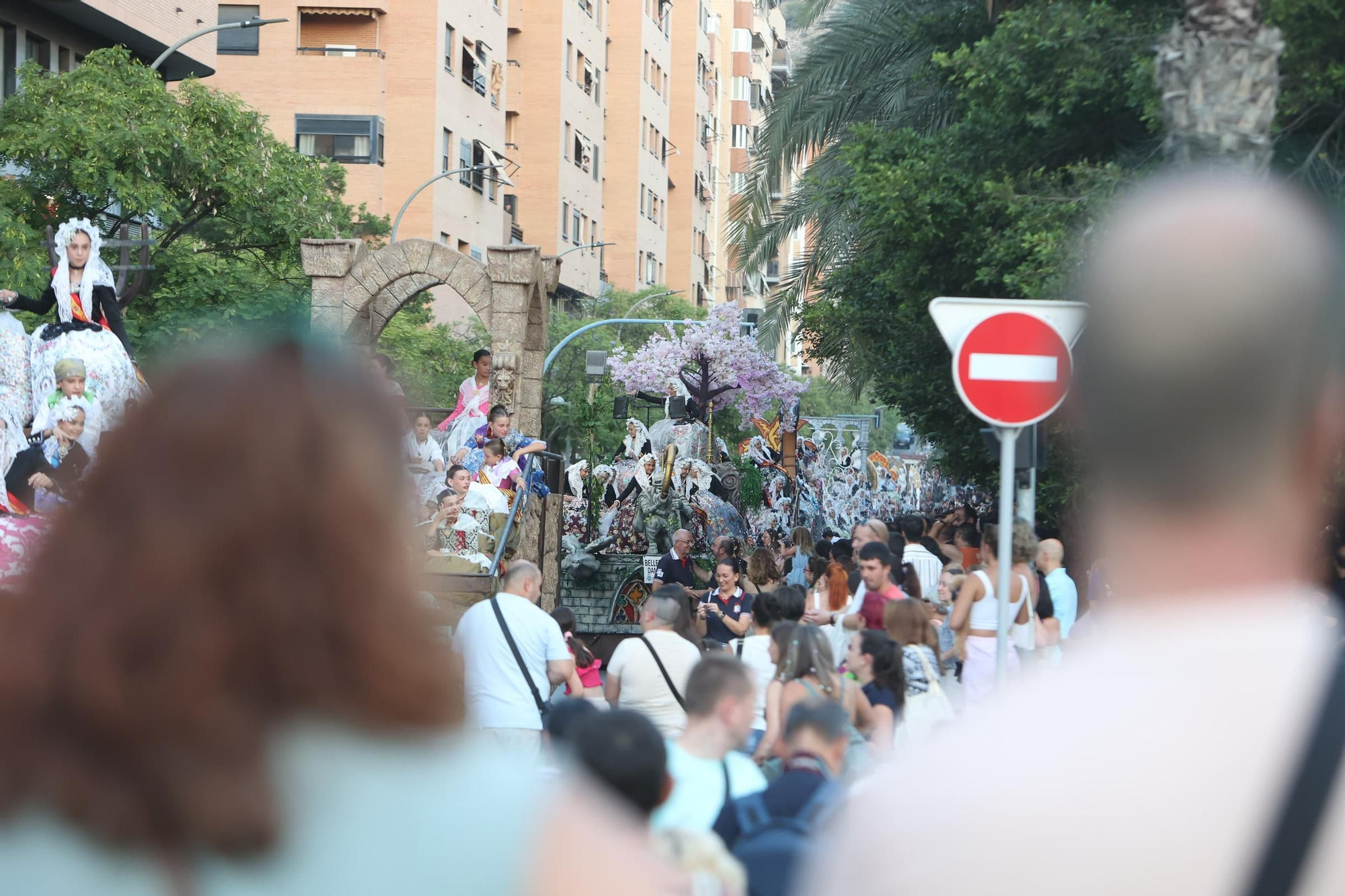 El Coso Multicolor llena Alicante de color en su nuevo recorrido