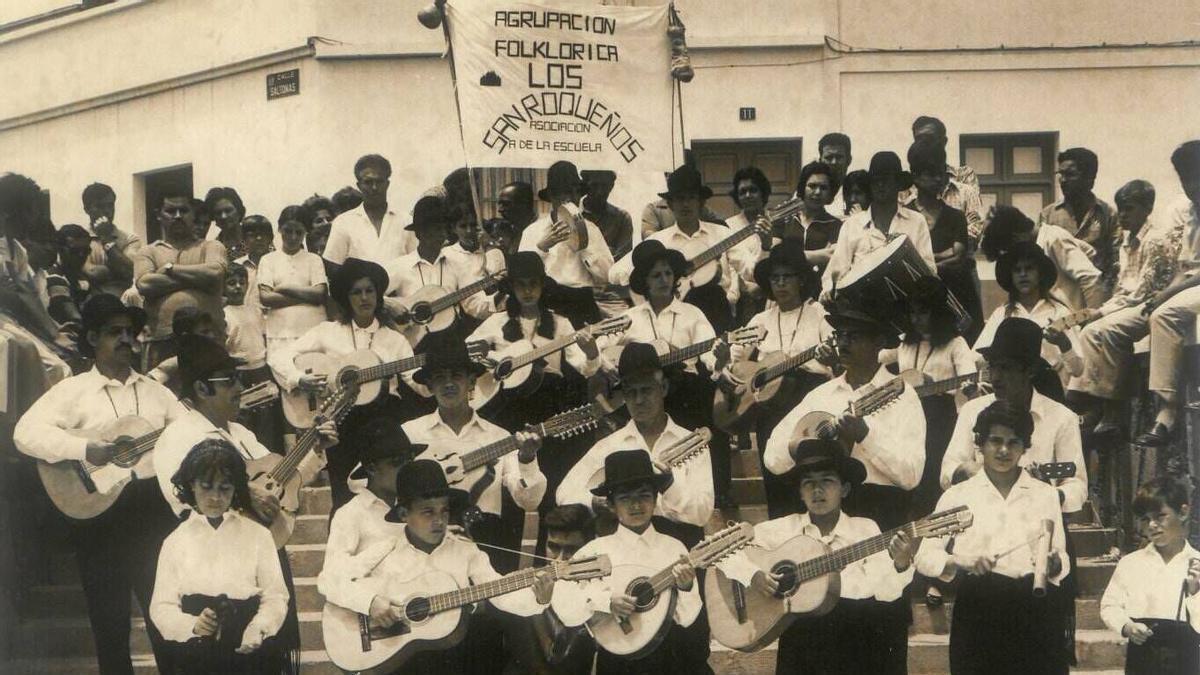 La agrupación folclórica Los Sanroqueños, en el año 1971