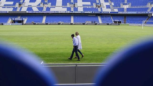 Lope Afonso y Yolanda Moliné pasean sobre el verde del Heliodoro. | EL DÍA