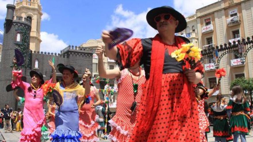 La Filà Muntanyesos traslada la Feria de Sevilla a la plaza de España