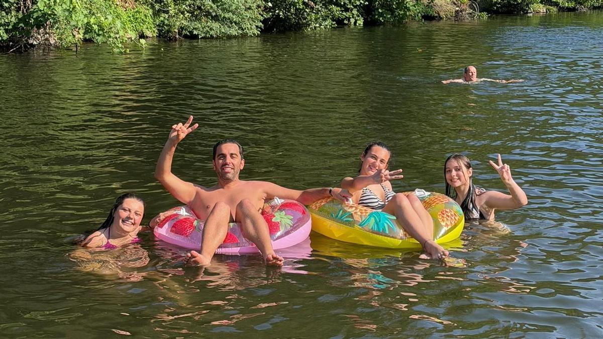 El alcalde de Oroso, Álex Doval, en Portugal con los participantes en el programa de Intercambio Cultural Xuvenil en Góis (Portugal)